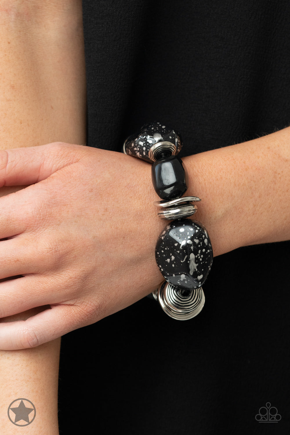 Glaze of Glory - Black Paparazzi Accessories