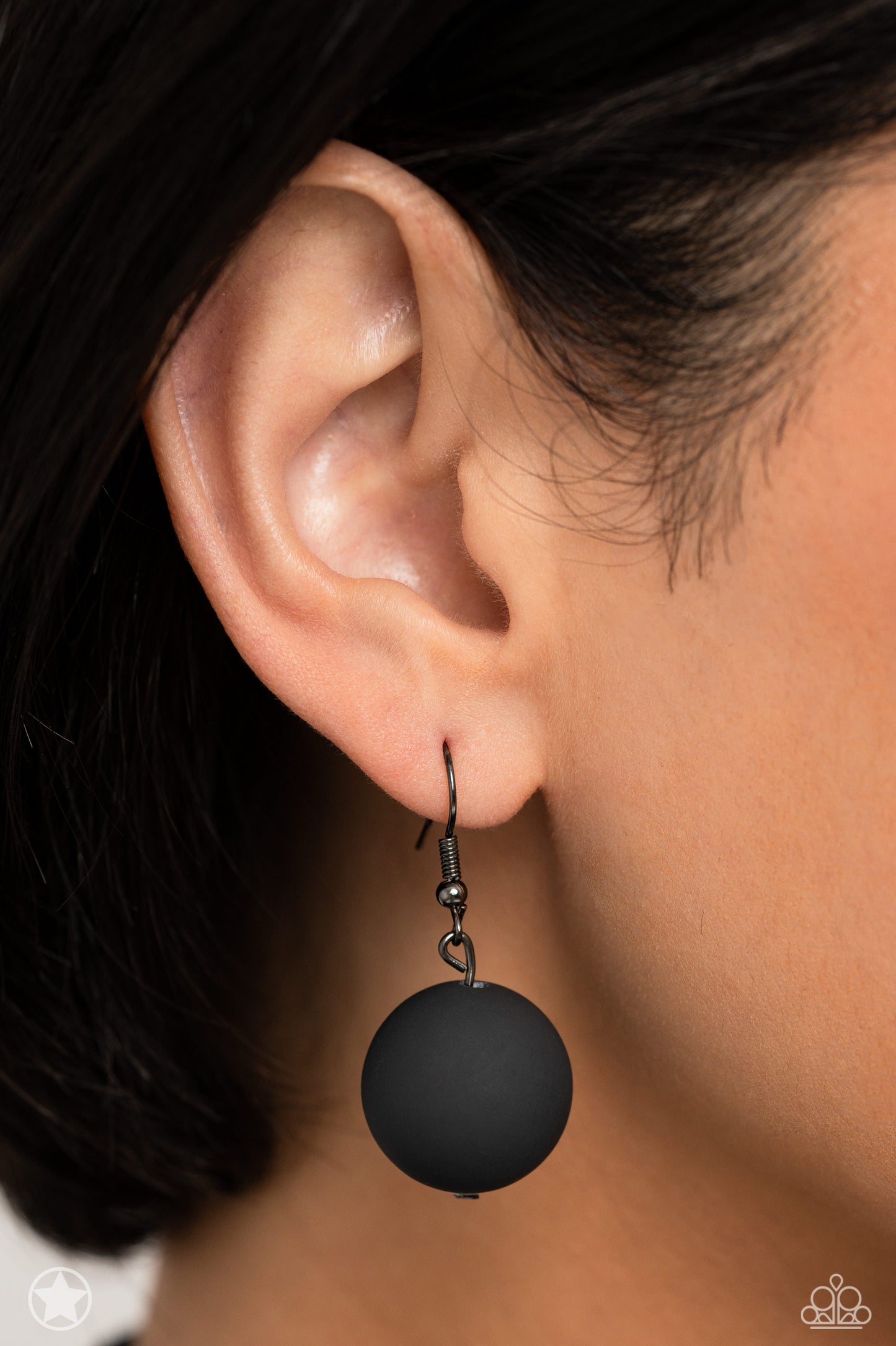 A Warm Welcome - Black Paparazzi Accessories